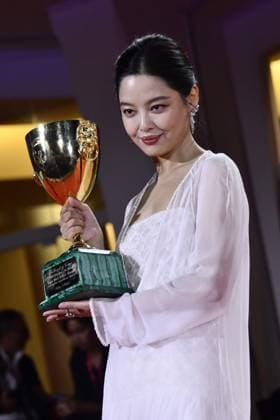 82eme Festival International du Film de Venise Mostra Remise des prix 82eme Festival International du Film de Venise Mostra de Venise AWARDS WINNERS Photocall on the Red Carpet, after the Ceremony, at the 82nd International Venice Film festival Xin Zhilei poses with the Coppa Volpi for Best Actress for The Sun Rises on Us All during the winners photocall 448403 2025 09 06 Venice Italy  Copyright: xThomasxBohlenx STAR_448403_038