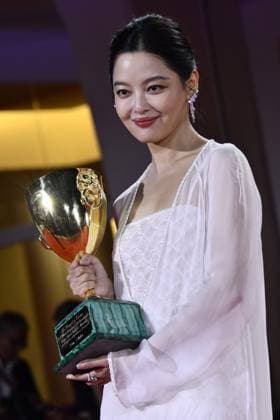 82eme Festival International du Film de Venise Mostra Remise des prix 82eme Festival International du Film de Venise Mostra de Venise AWARDS WINNERS Photocall on the Red Carpet, after the Ceremony, at the 82nd International Venice Film festival Xin Zhilei poses with the Coppa Volpi for Best Actress for The Sun Rises on Us All during the winners photocall 448403 2025 09 06 Venice Italy  Copyright: xThomasxBohlenx STAR_448403_039