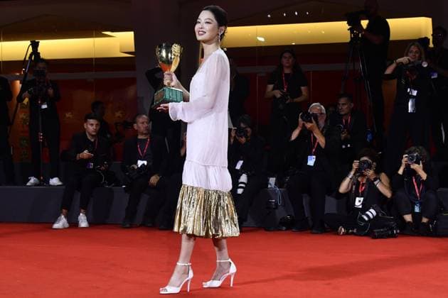 82eme Festival International du Film de Venise Mostra Remise des prix 82eme Festival International du Film de Venise Mostra de Venise AWARDS WINNERS Photocall on the Red Carpet, after the Ceremony, at the 82nd International Venice Film festival Xin Zhilei poses with the Coppa Volpi for Best Actress for The Sun Rises on Us All during the winners photocall 448403 2025 09 06 Venice Italy  Copyright: xThomasxBohlenx STAR_448403_040