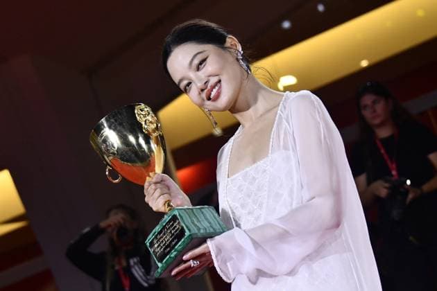 82eme Festival International du Film de Venise Mostra Remise des prix 82eme Festival International du Film de Venise Mostra de Venise AWARDS WINNERS Photocall on the Red Carpet, after the Ceremony, at the 82nd International Venice Film festival Xin Zhilei poses with the Coppa Volpi for Best Actress for The Sun Rises on Us All during the winners photocall 448403 2025 09 06 Venice Italy  Copyright: xThomasxBohlenx STAR_448403_042