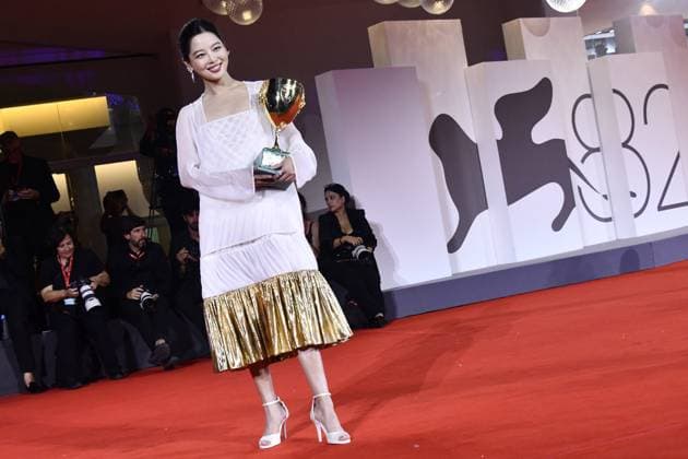 82eme Festival International du Film de Venise Mostra Remise des prix 82eme Festival International du Film de Venise Mostra de Venise AWARDS WINNERS Photocall on the Red Carpet, after the Ceremony, at the 82nd International Venice Film festival Xin Zhilei poses with the Coppa Volpi for Best Actress for The Sun Rises on Us All during the winners photocall 448403 2025 09 06 Venice Italy  Copyright: xThomasxBohlenx STAR_448403_043