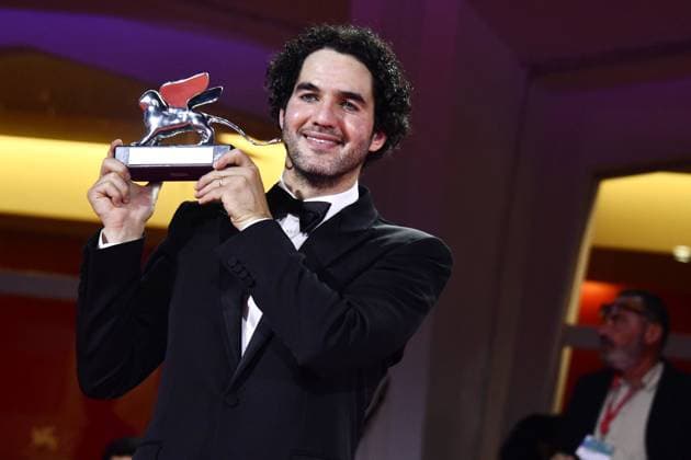 82e Festival International du Film de Venise Mostra Remise des prix 82eme Festival International du Film de Venise Mostra de Venise AWARDS WINNERS Photocall on the Red Carpet, after the Ceremony, at the 82nd International Venice Film festival Benny Safdie poses with the Silver Lion for Best Director for The Smashing Machine during the winners photocall 448403 2025 09 06 Venice Italy  Copyright: xThomasxBohlenx STAR_448403_045