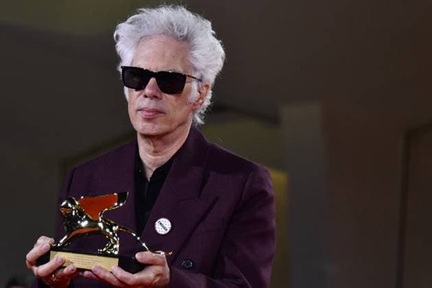 82e Festival International du Film de Venise Mostra Remise des prix 82eme Festival International du Film de Venise Mostra de Venise AWARDS WINNERS Photocall on the Red Carpet, after the Ceremony, at the 82nd International Venice Film festival Jim Jarmusch poses with the Golden Lion for Best Film for Father Mother Sister Brother during the winners photocall 448403 2025 09 06 Venice Italy  Copyright: xThomasxBohlenx STAR_448403_050