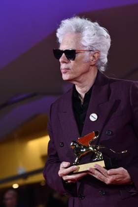 82e Festival International du Film de Venise Mostra Remise des prix 82eme Festival International du Film de Venise Mostra de Venise AWARDS WINNERS Photocall on the Red Carpet, after the Ceremony, at the 82nd International Venice Film festival Jim Jarmusch poses with the Golden Lion for Best Film for Father Mother Sister Brother during the winners photocall 448403 2025 09 06 Venice Italy  Copyright: xThomasxBohlenx STAR_448403_051