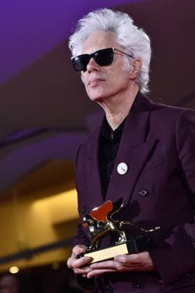 82e Festival International du Film de Venise Mostra Remise des prix 82eme Festival International du Film de Venise Mostra de Venise AWARDS WINNERS Photocall on the Red Carpet, after the Ceremony, at the 82nd International Venice Film festival Jim Jarmusch poses with the Golden Lion for Best Film for Father Mother Sister Brother during the winners photocall 448403 2025 09 06 Venice Italy  Copyright: xThomasxBohlenx STAR_448403_053