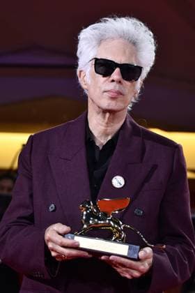 82e Festival International du Film de Venise Mostra Remise des prix 82eme Festival International du Film de Venise Mostra de Venise AWARDS WINNERS Photocall on the Red Carpet, after the Ceremony, at the 82nd International Venice Film festival Jim Jarmusch poses with the Golden Lion for Best Film for Father Mother Sister Brother during the winners photocall 448403 2025 09 06 Venice Italy  Copyright: xThomasxBohlenx STAR_448403_054