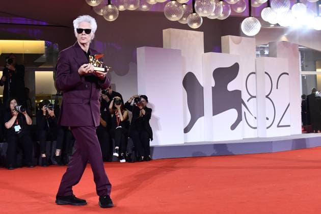 82e Festival International du Film de Venise Mostra Remise des prix 82eme Festival International du Film de Venise Mostra de Venise AWARDS WINNERS Photocall on the Red Carpet, after the Ceremony, at the 82nd International Venice Film festival Jim Jarmusch poses with the Golden Lion for Best Film for Father Mother Sister Brother during the winners photocall 448403 2025 09 06 Venice Italy  Copyright: xThomasxBohlenx STAR_448403_055