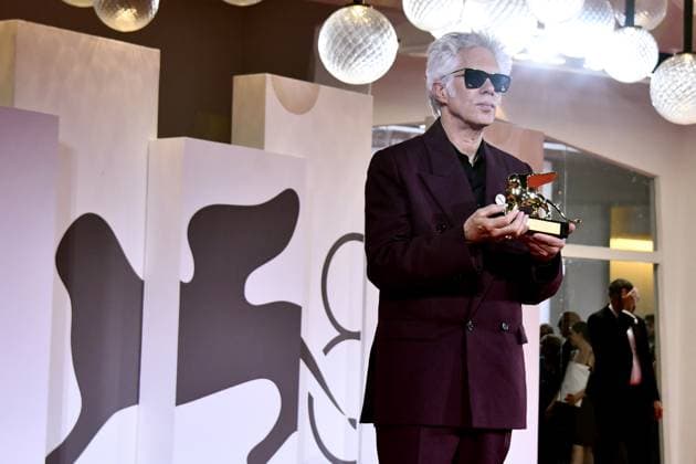 82e Festival International du Film de Venise Mostra Remise des prix 82eme Festival International du Film de Venise Mostra de Venise AWARDS WINNERS Photocall on the Red Carpet, after the Ceremony, at the 82nd International Venice Film festival Jim Jarmusch poses with the Golden Lion for Best Film for Father Mother Sister Brother during the winners photocall 448403 2025 09 06 Venice Italy  Copyright: xThomasxBohlenx STAR_448403_056