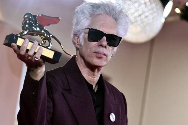 82e Festival International du Film de Venise Mostra Remise des prix 82eme Festival International du Film de Venise Mostra de Venise AWARDS WINNERS Photocall on the Red Carpet, after the Ceremony, at the 82nd International Venice Film festival Jim Jarmusch poses with the Golden Lion for Best Film for Father Mother Sister Brother during the winners photocall 448403 2025 09 06 Venice Italy  Copyright: xThomasxBohlenx STAR_448403_057