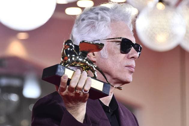 82e Festival International du Film de Venise Mostra Remise des prix 82eme Festival International du Film de Venise Mostra de Venise AWARDS WINNERS Photocall on the Red Carpet, after the Ceremony, at the 82nd International Venice Film festival Jim Jarmusch poses with the Golden Lion for Best Film for Father Mother Sister Brother during the winners photocall 448403 2025 09 06 Venice Italy  Copyright: xThomasxBohlenx STAR_448403_058