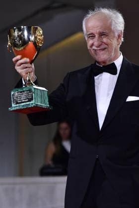 82eme Festival International du Film de Venise Mostra Remise des prix 82eme Festival International du Film de Venise Mostra de Venise AWARDS WINNERS Photocall on the Red Carpet, after the Ceremony, at the 82nd International Venice Film festival Toni Servillo poses with the Coppa Volpi for Best Actor for La Grazia during the winners photocall 448403 2025 09 06 Venice Italy  Copyright: xThomasxBohlenx STAR_448403_059