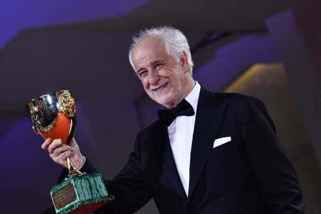 82eme Festival International du Film de Venise Mostra Remise des prix 82eme Festival International du Film de Venise Mostra de Venise AWARDS WINNERS Photocall on the Red Carpet, after the Ceremony, at the 82nd International Venice Film festival Toni Servillo poses with the Coppa Volpi for Best Actor for La Grazia during the winners photocall 448403 2025 09 06 Venice Italy  Copyright: xThomasxBohlenx STAR_448403_060