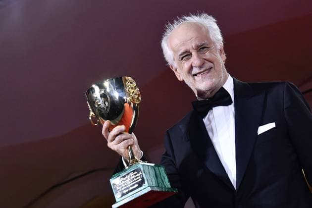 82eme Festival International du Film de Venise Mostra Remise des prix 82eme Festival International du Film de Venise Mostra de Venise AWARDS WINNERS Photocall on the Red Carpet, after the Ceremony, at the 82nd International Venice Film festival Toni Servillo poses with the Coppa Volpi for Best Actor for La Grazia during the winners photocall 448403 2025 09 06 Venice Italy  Copyright: xThomasxBohlenx STAR_448403_062