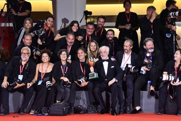 82eme Festival International du Film de Venise Mostra Remise des prix 82eme Festival International du Film de Venise Mostra de Venise AWARDS WINNERS Photocall on the Red Carpet, after the Ceremony, at the 82nd International Venice Film festival Toni Servillo poses with the Coppa Volpi for Best Actor for La Grazia during the winners photocall 448403 2025 09 06 Venice Italy  Copyright: xThomasxBohlenx STAR_448403_063
