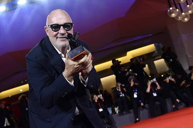 82eme Festival International du Film de Venise Mostra Remise des prix 82eme Festival International du Film de Venise Mostra de Venise AWARDS WINNERS Photocall on the Red Carpet, after the Ceremony, at the 82nd International Venice Film festival Gianfranco Rosi poses with the Special Jury Prize for Below the Clouds during the winners photocall 448403 2025 09 06 Venice Italy  Copyright: xThomasxBohlenx STAR_448403_064