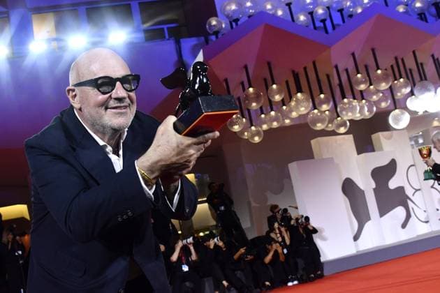 82eme Festival International du Film de Venise Mostra Remise des prix 82eme Festival International du Film de Venise Mostra de Venise AWARDS WINNERS Photocall on the Red Carpet, after the Ceremony, at the 82nd International Venice Film festival Gianfranco Rosi poses with the Special Jury Prize for Below the Clouds during the winners photocall 448403 2025 09 06 Venice Italy  Copyright: xThomasxBohlenx STAR_448403_065