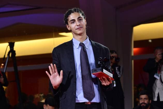 82eme Festival International du Film de Venise Mostra Remise des prix 82eme Festival International du Film de Venise Mostra de Venise AWARDS WINNERS Photocall on the Red Carpet, after the Ceremony, at the 82nd International Venice Film festival Giacomo Covi poses with Orizzonti Best Actor Award for Un Anno di Scuola A Year of School during the winners photocall 448403 2025 09 06 Venice Italy  Copyright: xThomasxBohlenx STAR_448403_066