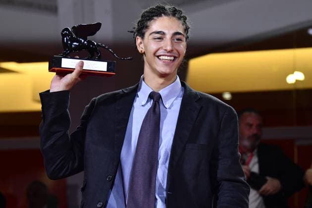 82eme Festival International du Film de Venise Mostra Remise des prix 82eme Festival International du Film de Venise Mostra de Venise AWARDS WINNERS Photocall on the Red Carpet, after the Ceremony, at the 82nd International Venice Film festival Giacomo Covi poses with Orizzonti Best Actor Award for Un Anno di Scuola A Year of School during the winners photocall 448403 2025 09 06 Venice Italy  Copyright: xThomasxBohlenx STAR_448403_068