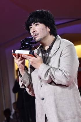 82eme Festival International du Film de Venise Mostra Remise des prix 82eme Festival International du Film de Venise Mostra de Venise AWARDS WINNERS Photocall on the Red Carpet, after the Ceremony, at the 82nd International Venice Film festival Akio Fujimoto poses with the Orizzonti Special Jury Prize for Harà Watan Lost Land during the winners photocall 448403 2025 09 06 Venice Italy  Copyright: xThomasxBohlenx STAR_448403_072