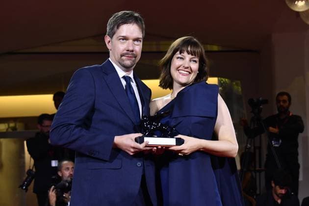 82eme Festival International du Film de Venise Mostra Remise des prix 82eme Festival International du Film de Venise Mostra de Venise AWARDS WINNERS Photocall on the Red Carpet, after the Ceremony, at the 82nd International Venice Film festival Victor Maes and Kate Voet pose with the Venice Immersive Achievement Prize for A Long Goodbye during the winners photocall 448403 2025 09 06 Venice Italy  Copyright: xThomasxBohlenx STAR_448403_073