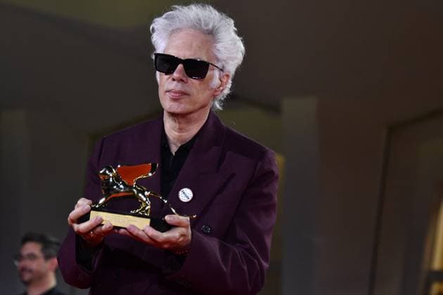 82e Festival International du Film de Venise Mostra Remise des prix 82eme Festival International du Film de Venise Mostra de Venise AWARDS WINNERS Photocall on the Red Carpet, after the Ceremony, at the 82nd International Venice Film festival Jim Jarmusch poses with the Golden Lion for Best Film for Father Mother Sister Brother during the winners photocall 448403 2025 09 06 Venice Italy  Copyright: xThomasxBohlenx STAR_448403_075
