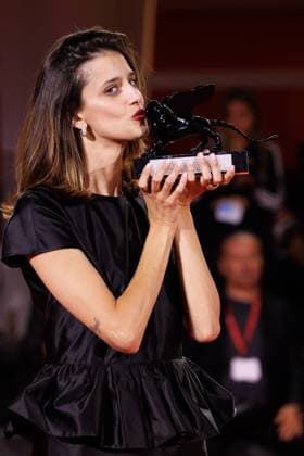 News - 2025 Winners Photocall - The 82nd Venice International Film Festival Benedetta Porcaroli poses with the Orizzonti Best Actress Award for Il Rapimento Di Arabella during the winners photocall at the 82nd Venice International Film Festival on September 06, 2025 in Venice, Italy. Photo: Cinzia Camela. Lido di Venezia Palazzo del Cinema Italy Copyright: xCinziaxCamelax xLiveMediax LPN_2012801