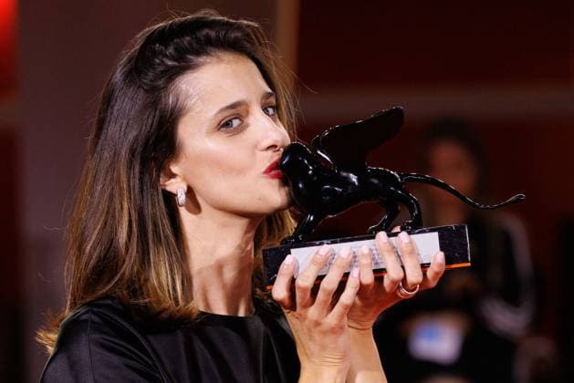 News - 2025 Winners Photocall - The 82nd Venice International Film Festival Benedetta Porcaroli poses with the Orizzonti Best Actress Award for Il Rapimento Di Arabella during the winners photocall at the 82nd Venice International Film Festival on September 06, 2025 in Venice, Italy. Photo: Cinzia Camela. Lido di Venezia Palazzo del Cinema Italy Copyright: xCinziaxCamelax xLiveMediax LPN_2012802