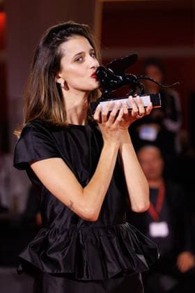 News - 2025 Winners Photocall - The 82nd Venice International Film Festival Benedetta Porcaroli poses with the Orizzonti Best Actress Award for Il Rapimento Di Arabella during the winners photocall at the 82nd Venice International Film Festival on September 06, 2025 in Venice, Italy. Photo: Cinzia Camela. Lido di Venezia Palazzo del Cinema Italy Copyright: xCinziaxCamelax xLiveMediax LPN_2012803