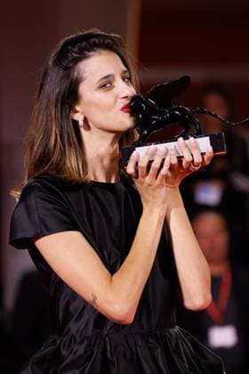 News - 2025 Winners Photocall - The 82nd Venice International Film Festival Benedetta Porcaroli poses with the Orizzonti Best Actress Award for Il Rapimento Di Arabella during the winners photocall at the 82nd Venice International Film Festival on September 06, 2025 in Venice, Italy. Photo: Cinzia Camela. Lido di Venezia Palazzo del Cinema Italy Copyright: xCinziaxCamelax xLiveMediax LPN_2012804
