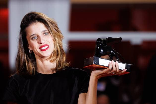 News - 2025 Winners Photocall - The 82nd Venice International Film Festival Benedetta Porcaroli poses with the Orizzonti Best Actress Award for Il Rapimento Di Arabella during the winners photocall at the 82nd Venice International Film Festival on September 06, 2025 in Venice, Italy. Photo: Cinzia Camela. Lido di Venezia Palazzo del Cinema Italy Copyright: xCinziaxCamelax xLiveMediax LPN_2012805