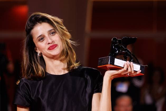 News - 2025 Winners Photocall - The 82nd Venice International Film Festival Benedetta Porcaroli poses with the Orizzonti Best Actress Award for Il Rapimento Di Arabella during the winners photocall at the 82nd Venice International Film Festival on September 06, 2025 in Venice, Italy. Photo: Cinzia Camela. Lido di Venezia Palazzo del Cinema Italy Copyright: xCinziaxCamelax xLiveMediax LPN_2012806