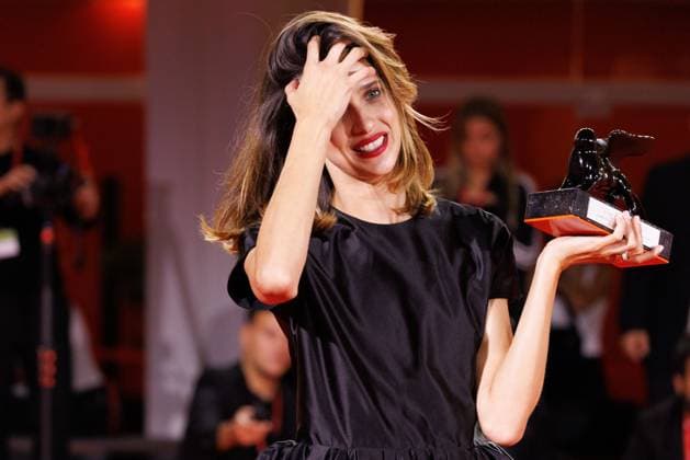 News - 2025 Winners Photocall - The 82nd Venice International Film Festival Benedetta Porcaroli poses with the Orizzonti Best Actress Award for Il Rapimento Di Arabella during the winners photocall at the 82nd Venice International Film Festival on September 06, 2025 in Venice, Italy. Photo: Cinzia Camela. Lido di Venezia Palazzo del Cinema Italy Copyright: xCinziaxCamelax xLiveMediax LPN_2012807