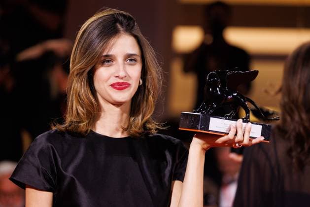 News - 2025 Winners Photocall - The 82nd Venice International Film Festival Benedetta Porcaroli poses with the Orizzonti Best Actress Award for Il Rapimento Di Arabella during the winners photocall at the 82nd Venice International Film Festival on September 06, 2025 in Venice, Italy. Photo: Cinzia Camela. Lido di Venezia Palazzo del Cinema Italy Copyright: xCinziaxCamelax xLiveMediax LPN_2012810