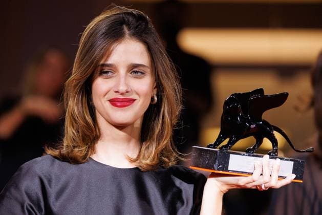 News - 2025 Winners Photocall - The 82nd Venice International Film Festival Benedetta Porcaroli poses with the Orizzonti Best Actress Award for Il Rapimento Di Arabella during the winners photocall at the 82nd Venice International Film Festival on September 06, 2025 in Venice, Italy. Photo: Cinzia Camela. Lido di Venezia Palazzo del Cinema Italy Copyright: xCinziaxCamelax xLiveMediax LPN_2012811