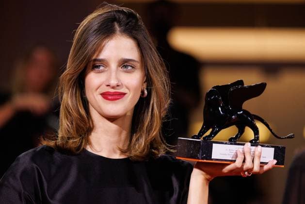 News - 2025 Winners Photocall - The 82nd Venice International Film Festival Benedetta Porcaroli poses with the Orizzonti Best Actress Award for Il Rapimento Di Arabella during the winners photocall at the 82nd Venice International Film Festival on September 06, 2025 in Venice, Italy. Photo: Cinzia Camela. Lido di Venezia Palazzo del Cinema Italy Copyright: xCinziaxCamelax xLiveMediax LPN_2012812