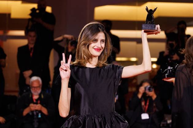 News - 2025 Winners Photocall - The 82nd Venice International Film Festival Benedetta Porcaroli poses with the Orizzonti Best Actress Award for Il Rapimento Di Arabella during the winners photocall at the 82nd Venice International Film Festival on September 06, 2025 in Venice, Italy. Photo: Cinzia Camela. Lido di Venezia Palazzo del Cinema Italy Copyright: xCinziaxCamelax xLiveMediax LPN_2012813