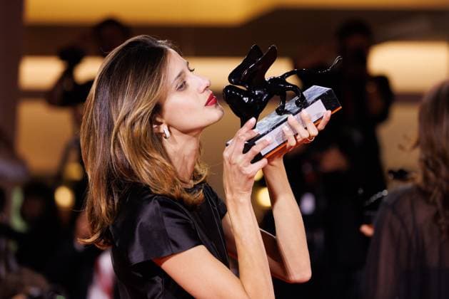 News - 2025 Winners Photocall - The 82nd Venice International Film Festival Benedetta Porcaroli poses with the Orizzonti Best Actress Award for Il Rapimento Di Arabella during the winners photocall at the 82nd Venice International Film Festival on September 06, 2025 in Venice, Italy. Photo: Cinzia Camela. Lido di Venezia Palazzo del Cinema Italy Copyright: xCinziaxCamelax xLiveMediax LPN_2012814