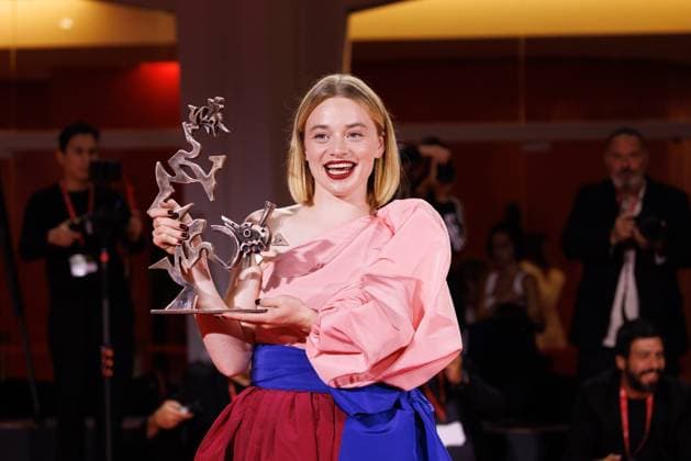 News - 2025 Winners Photocall - The 82nd Venice International Film Festival Luna Wedler poses with the Marcello Mastroianni Award for Best Young Actress for Silent Friend during the winners photocall at the 82nd Venice International Film Festival on September 06, 2025 in Venice, Italy. Photo: Cinzia Camela. Lido di Venezia Palazzo del Cinema Italy Copyright: xCinziaxCamelax xLiveMediax LPN_2012818