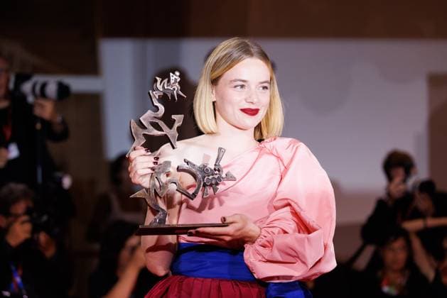 News - 2025 Winners Photocall - The 82nd Venice International Film Festival Luna Wedler poses with the Marcello Mastroianni Award for Best Young Actress for Silent Friend during the winners photocall at the 82nd Venice International Film Festival on September 06, 2025 in Venice, Italy. Photo: Cinzia Camela. Lido di Venezia Palazzo del Cinema Italy Copyright: xCinziaxCamelax xLiveMediax LPN_2012821