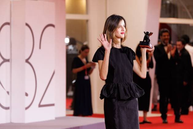 News - 2025 Winners Photocall - The 82nd Venice International Film Festival Benedetta Porcaroli poses with the Orizzonti Best Actress Award for Il Rapimento Di Arabella during the winners photocall at the 82nd Venice International Film Festival on September 06, 2025 in Venice, Italy. Photo: Cinzia Camela. Lido di Venezia Palazzo del Cinema Italy Copyright: xCinziaxCamelax xLiveMediax LPN_2012822