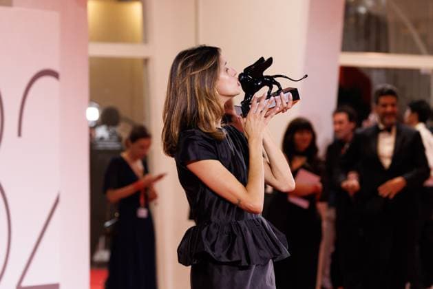News - 2025 Winners Photocall - The 82nd Venice International Film Festival Benedetta Porcaroli poses with the Orizzonti Best Actress Award for Il Rapimento Di Arabella during the winners photocall at the 82nd Venice International Film Festival on September 06, 2025 in Venice, Italy. Photo: Cinzia Camela. Lido di Venezia Palazzo del Cinema Italy Copyright: xCinziaxCamelax xLiveMediax LPN_2012825