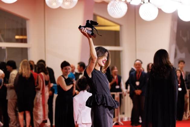 News - 2025 Winners Photocall - The 82nd Venice International Film Festival Benedetta Porcaroli poses with the Orizzonti Best Actress Award for Il Rapimento Di Arabella during the winners photocall at the 82nd Venice International Film Festival on September 06, 2025 in Venice, Italy. Photo: Cinzia Camela. Lido di Venezia Palazzo del Cinema Italy Copyright: xCinziaxCamelax xLiveMediax LPN_2012829