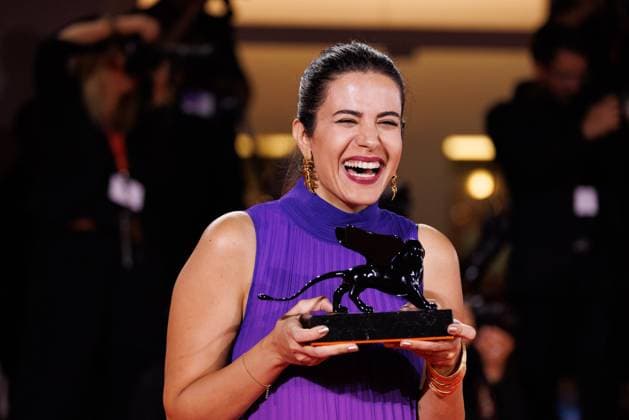 News - 2025 Winners Photocall - The 82nd Venice International Film Festival Negar Motevalymeidanshah poses with the Venice Immersive Special Jury Prize for Less Than 5gr of Saffron during the winners photocall at the 82nd Venice International Film Festival on September 06, 2025 in Venice, Italy. Photo: Cinzia Camela. Lido di Venezia Palazzo del Cinema Italy Copyright: xCinziaxCamelax xLiveMediax LPN_2012832