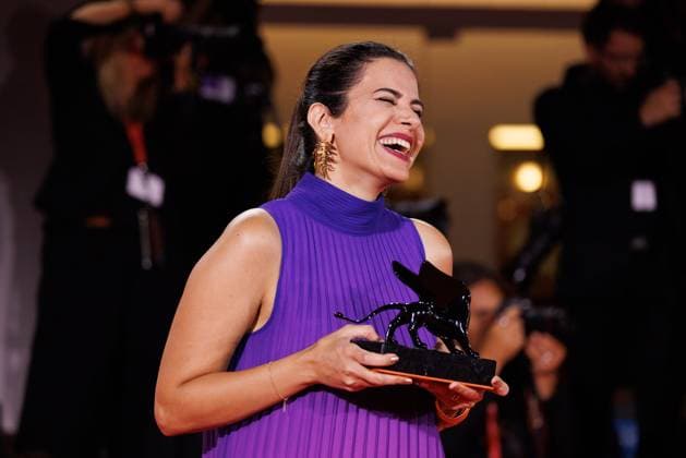 News - 2025 Winners Photocall - The 82nd Venice International Film Festival Negar Motevalymeidanshah poses with the Venice Immersive Special Jury Prize for Less Than 5gr of Saffron during the winners photocall at the 82nd Venice International Film Festival on September 06, 2025 in Venice, Italy. Photo: Cinzia Camela. Lido di Venezia Palazzo del Cinema Italy Copyright: xCinziaxCamelax xLiveMediax LPN_2012833
