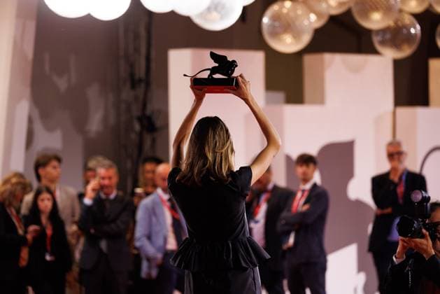 News - 2025 Winners Photocall - The 82nd Venice International Film Festival Benedetta Porcaroli poses with the Orizzonti Best Actress Award for Il Rapimento Di Arabella during the winners photocall at the 82nd Venice International Film Festival on September 06, 2025 in Venice, Italy. Photo: Cinzia Camela. Lido di Venezia Palazzo del Cinema Italy Copyright: xCinziaxCamelax xLiveMediax LPN_2012834