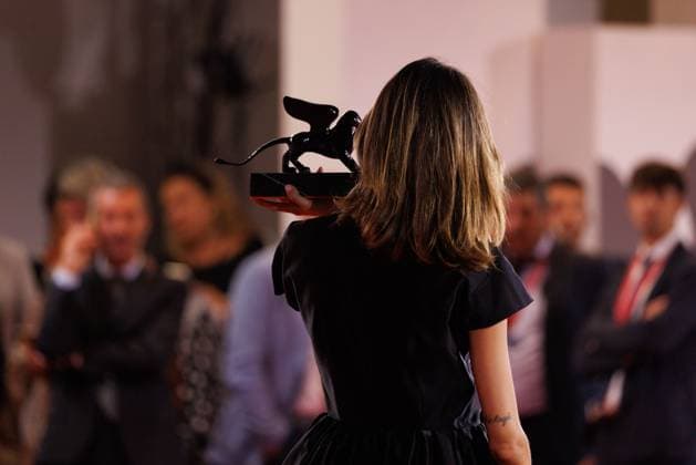News - 2025 Winners Photocall - The 82nd Venice International Film Festival Benedetta Porcaroli poses with the Orizzonti Best Actress Award for Il Rapimento Di Arabella during the winners photocall at the 82nd Venice International Film Festival on September 06, 2025 in Venice, Italy. Photo: Cinzia Camela. Lido di Venezia Palazzo del Cinema Italy Copyright: xCinziaxCamelax xLiveMediax LPN_2012835