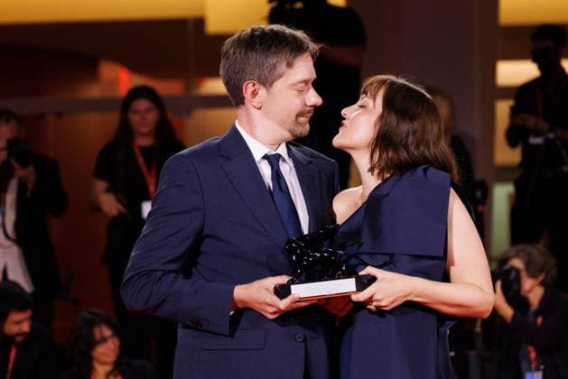 News - 2025 Winners Photocall - The 82nd Venice International Film Festival Victor Maes and Kate Voet pose with the Venice Immersive Achievement Prize for A Long Goodbye during the winners photocall at the 82nd Venice International Film Festival on September 06, 2025 in Venice, Italy. Photo: Cinzia Camela. Lido di Venezia Palazzo del Cinema Italy Copyright: xCinziaxCamelax xLiveMediax LPN_2012836