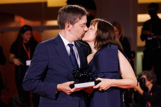 News - 2025 Winners Photocall - The 82nd Venice International Film Festival Victor Maes and Kate Voet pose with the Venice Immersive Achievement Prize for A Long Goodbye during the winners photocall at the 82nd Venice International Film Festival on September 06, 2025 in Venice, Italy. Photo: Cinzia Camela. Lido di Venezia Palazzo del Cinema Italy Copyright: xCinziaxCamelax xLiveMediax LPN_2012837