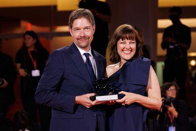 News - 2025 Winners Photocall - The 82nd Venice International Film Festival Victor Maes and Kate Voet pose with the Venice Immersive Achievement Prize for A Long Goodbye during the winners photocall at the 82nd Venice International Film Festival on September 06, 2025 in Venice, Italy. Photo: Cinzia Camela. Lido di Venezia Palazzo del Cinema Italy Copyright: xCinziaxCamelax xLiveMediax LPN_2012838