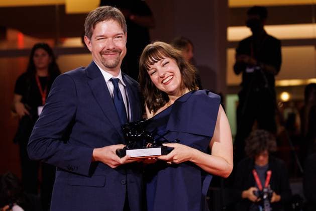 News - 2025 Winners Photocall - The 82nd Venice International Film Festival Victor Maes and Kate Voet pose with the Venice Immersive Achievement Prize for A Long Goodbye during the winners photocall at the 82nd Venice International Film Festival on September 06, 2025 in Venice, Italy. Photo: Cinzia Camela. Lido di Venezia Palazzo del Cinema Italy Copyright: xCinziaxCamelax xLiveMediax LPN_2012839